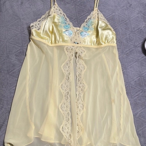 Yellow Lace chemise and robe set Lingerie - Picture 3 of 7